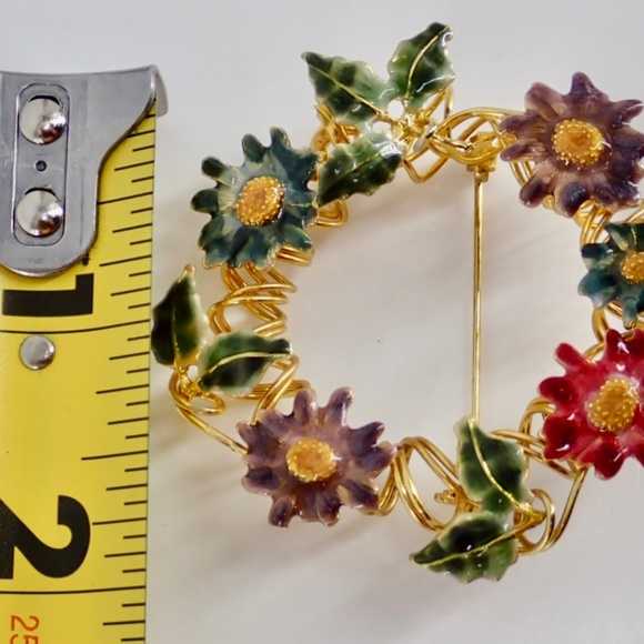 Christmas Wreath Brooch Mid-Century Gold Tone Colored Enamel Flowers Spiral VTG - Picture 5 of 8